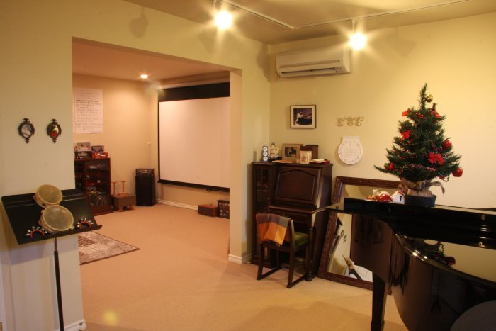 スポットライトを浴びて、子供達の発表会も。ワンルームにするとこんなに広いホールに様変わり。